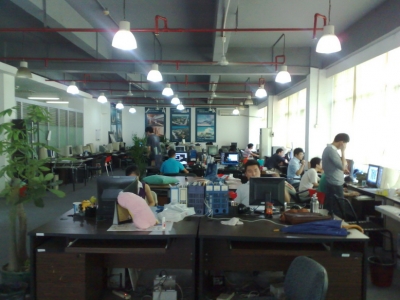 现在工作的的办公室全景，月底就换新办公室了，到时在拍了发上来哈！